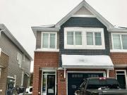 BEAUTIFUL THREE BEDROOM TOWNHOME CLOSE TO MANY AMENITIES...