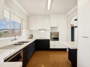 Beautiful top floor apartment in prestigious Clayfield