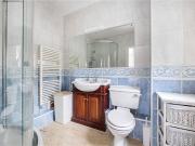 Beautifully presented 3 bedroom duplex apartment to the...