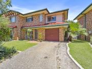 Beautifully renovated 3 Bedroom townhouse in a sort...