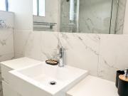 Beautifully renovated apartment walk to mermaid beach