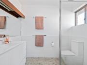 Beautifully renovated double storey town home with ocean...