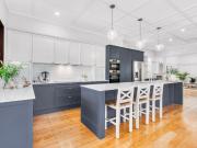 Beautifully Renovated Queenslander A Hidden Retreat in...