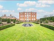 Bedroom Flat with Parking, Gym & Garden View Bedroom Flat with Parking, Gym & Garden View