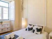 Bedroom for rent in 6 bedroom house in Parede Room Gratitude