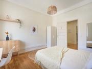 Bedroom in a 10 bedroom apartment in Lisbon 1min from...