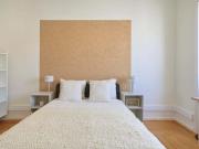 Bedroom in a 10 bedroom apartment in Lisbon 1min from...