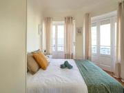 Bedroom in a 5 bedroom apartment in R. José Falcão,...