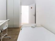 Bedroom in a 6 bedroom apartment in Lisbon Room 2