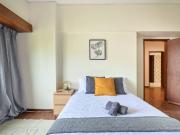 Bedroom in a 6 bedroom apartment in R. Visconde de...
