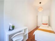 Bedroom in a 8 Bedroom Apartment in Av. Defensor de...