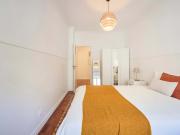 Bedroom in a 8 Bedroom Apartment in Av. Defensor de...