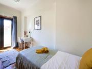 Bedroom in a 8 bedroom apartment in R. Diogo Couto,...