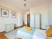 Bedroom in a 8 bedroom apartment in R. Diogo Couto,...