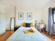 Bedroom in a 8 bedroom apartment in R. Diogo Couto,...