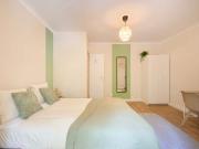 Bedroom in a 9 bedroom apartment in Lisbon 1min from...