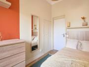 Bedroom in a 9 bedroom apartment in Lisbon 1min from...