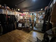 BEKLEIDUNGSGESCHÄFT IN EAUX VIVES