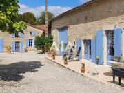 Bel Ensemble De 2 Maisons Avec Piscine 189m² Mansle