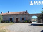 Bel ensemble de bâtisses en vielle pierre avec maison,...