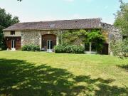 Bel ensemble immobilier en pierres avec piscine et parc