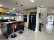 BelÃssima casa no Alphaville Fortaleza com 4 suÃtes