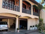 BELA CASA! 374m² DE ÁREA TOTAL, 03 QTOS SUÍTE, SACADA, LAZER