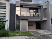 Bela casa em condomínio à venda, com 3 dormitórios, 217...