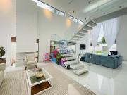 Belíssima Casa à venda no condomínio Jardim Acapulco,...