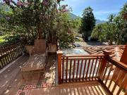 Belíssima casa com amplo gramado dentro de condomínio...