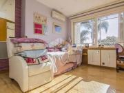 Belíssima casa em condomínio com 4 dormitórios 2 suítes...