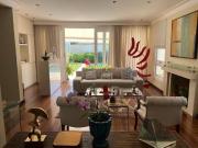 Belíssima casa em Condomínio Fechado, com 4 suites...