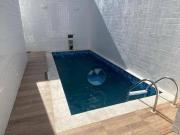 BELÍSSIMA CASA SOBREPOSTA BAIXA COM FINO ACABAMENTO...