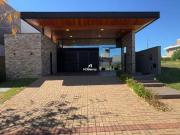 Belíssima casa térrea localizada no condomínio Porto...