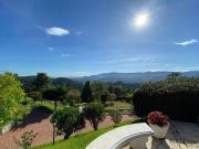 Belíssima Chácara à Venda em Condomínio Fechado com...