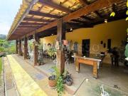 Belíssima chácara toda gramada e com jardim espetacular!