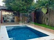 BELÍSSIMA RESIDÊNCIA DE ALTO PADRÃO EM CONDOMÍNIO...