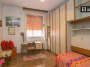 Bella camera in appartamento con 3 camere da letto a...