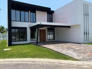 BELLA CASA CON ACABADOS DE ALTA GAMA, FUNCIONAL DISEÑO,...