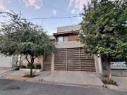 Bella Casa de Venta en 2 sect Cumbres!