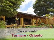 Bella casa en venta con gran jardín en calle cerrada de...