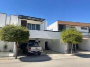 Bella casa, recámara en PLANTA BAJA con baño completo