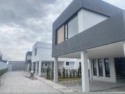 Bellas casas por estrenar en urbanización privada Puembo