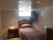 Belle chambre avec petit salon au soussol en colocation...