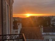 Belle chambre lumineuse dans un app à partager
