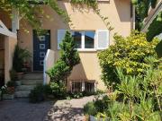 Belle chambre renovée à louer dans une villa