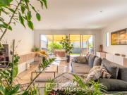 Belle contemporaine avec jardin et piscine dans un éco...