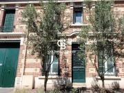 Belle demeure de 1850, comme à la campagne, avec sa cour...