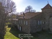 Belle ferme à rénover avec dépendances, pigeonnier,...