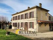 Belle girondine en pierre avec vue dépendances et grand...